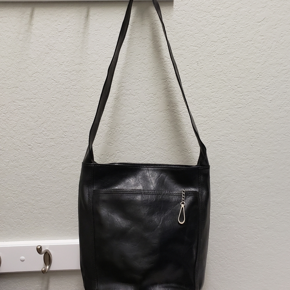 Black leather shoulder Classic Purse zip up purse
